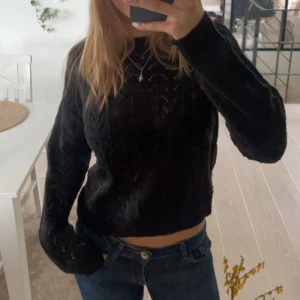 Svart stickad tröja - Svart stickad tröja med ”hål” mönster. Använd ett fåtal gånger och är i fint skick