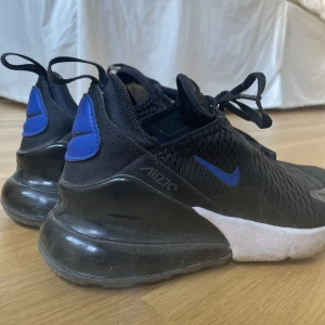 Skor - Säljer mina nike skor använda typ 5 gånger. Egen designade köptes för 1750 säljer för 1200, priset kan diskuteras💓