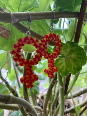 Tjejörhängen rödgul - Jättesnygga örhängen som passar alla kön! ❤️ Ca: 4,5cm lång & 2,5 bred (som längst) 🤍 Nickelfria krokar! ☺️🩵 Man får ett örhänge pär  öra! 🩷