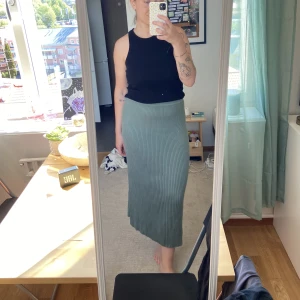 Stickad kjol  - Stickad grön kjol i ribbat material från Lindex. Stretchig och jätteskön. Mycket sparsamt använd. Strl M 💚💚💚💚