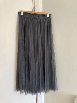 PLISSERAD KJOL - Plisserad Lång Kjol i grå spets. Superfin till sommaren ihop med en t-shirt. Går att klä upp och ned. 🐝🐝