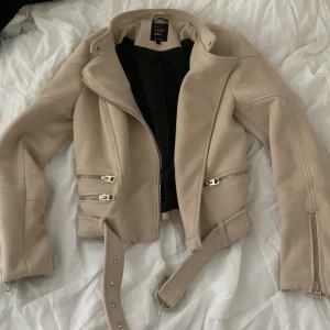 Jacka 🎀 - En söt rosa/beige mockajacka i storlek XS från Zara! Den är i bra skick och perfekt till vår eller höst 🎀 Katt finns i hemmet!  Ej frakt! 
