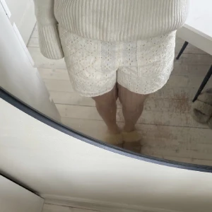 Zara shorts  - Säljer mina Zara shorts eftersom de inte passade. De är i väldigt gott skick. Skriv privat om ni undrar någonting! Det är förra säljarens bilder🤗