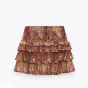 Zara kjol  - Den finns kvar först till kvarn!!! Säljer kjol från Zara pga att den inte kommer till användning. Använd kanske 5 gånger💗Frakt ingår inte, budgivning ifall många är intresserade, bud är bindande!