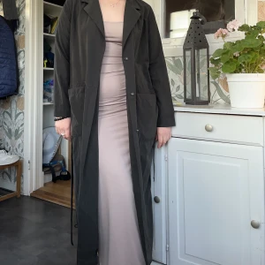 Svart Trenchcoat  - Säljer nu min fina trenchcoat från Junkyard eftersom jag har en likadan🤍🤎storlek S