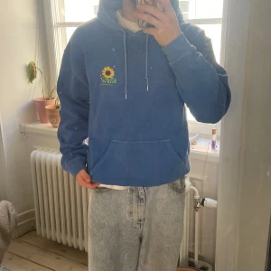Blå hoodie från Urban Outfitters  - Loosefit hoodie från Urban Outfitters i bra skick. 
