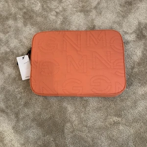 Datafodral  - Säljer detta super snygga datorfodral, helt oanvänt med lappar kvar