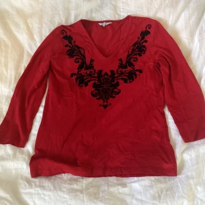 röd topp med strass - en röd topp med strass i storlek M