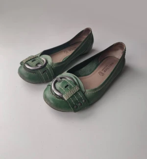 Gröna ballerinaskor  - Gulliga ballerinaskor med ett stort spänne! Använda. Inga fler bilder. Vinnande bud betalar med köp nu 