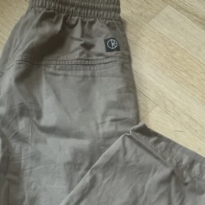 Polar Surf Pants - Polar Surf Pants - S/M  Passar en w33 som max skulle jag säga, längd ~32 Använda någon enstaka gång men mycket bra skick