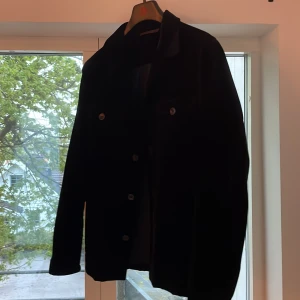 Oscar Jacobson Jacka - En svart fräsch jacka i samet material, använt sparsamt och är i ett otroligt skick. Storleken är Medium däremot har jag skräddarsytt den för att den ska ha en mer slimmad siluett.