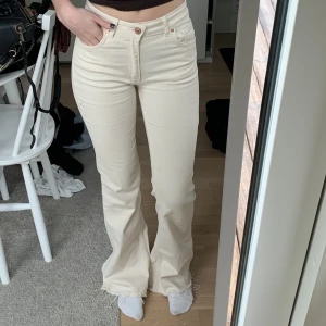 Beiga jeans - Beiga jeans i bootcut modell, midwaisted. Jättefint skick! 