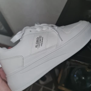 Jätte fina nya skor som jag rekomenderar på. - Fotomkrets: 20.9cm  Fotlängd:22.7cm Platform höjd: 3cm