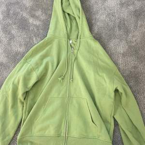 Grön zip Hoodie från Hm i storlek M