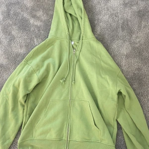 Grön zip hoodie - Grön zip Hoodie från Hm i storlek M