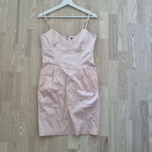 Klänning - Fin festklänning i satin Diskreta fickor framtill