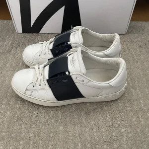 Valentino skor - Säljer nu mina valentino skor med blå stripe! Dom är i bra skick! Skick 8/10! Hör gärna av dig om du har frågor!