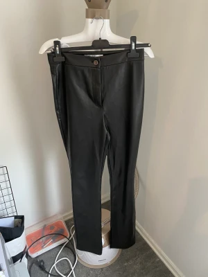 Pu byxor  - Aldrig använda. Fusk läder/pu byxor. Inga annärkningar