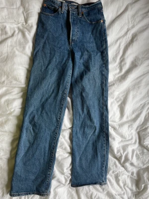 Levis Jeans - Jättefina levis jeans som tyvärr inte kommer till användning pga att dom är försmå💕Nypris var ca 1000 