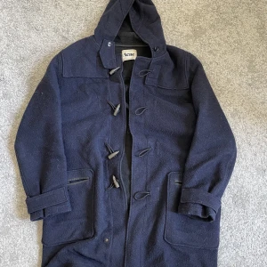 Acne Studios Dufflekappa - Rare Acne dufflekappa i bra condition  Väldig skön o varm i ull  Skriv om du har någon fråga!