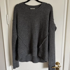 Stickad tröja - Litet hål i nacken (bild 2), syns ej vid användning. 