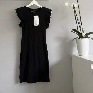Säljer denna super söta klänning från Zara pga inte min stil, helt oanvänd, prislappar kvar!☺️