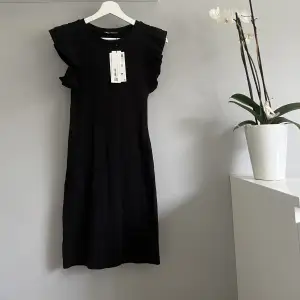 Säljer denna super söta klänning från Zara pga inte min stil, helt oanvänd, prislappar kvar!☺️