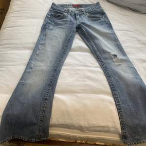 Jättefina lågmidjade blå jeans i storlek xs. 37 cm rakt över Innerbenslängd 75 cm