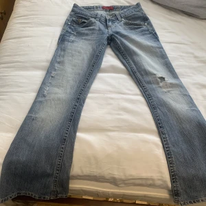 Lågmidjade jeans - Jättefina lågmidjade blå jeans i storlek xs. 37 cm rakt över Innerbenslängd 75 cm