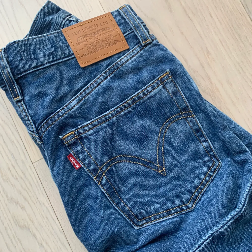 High Lose levi’s jeans ..endast använd ett fåtal gånger... Jeans & Byxor.