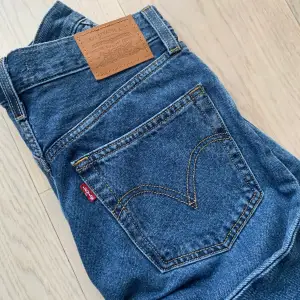 High Lose levi’s jeans ..endast använd ett fåtal gånger..
