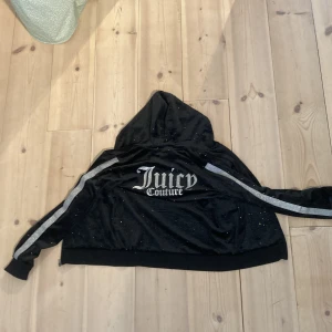 Svart glittrig juicy couture ;) - Svart med mycket glitter och väldigt mjuk. Har barar andvänds en gång.
