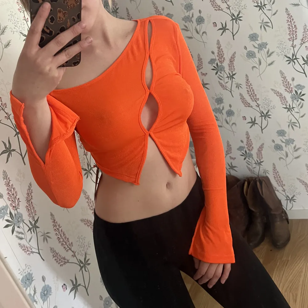 Orange croptop. Aldrig använd, lappen sitter kvar! . Toppar.