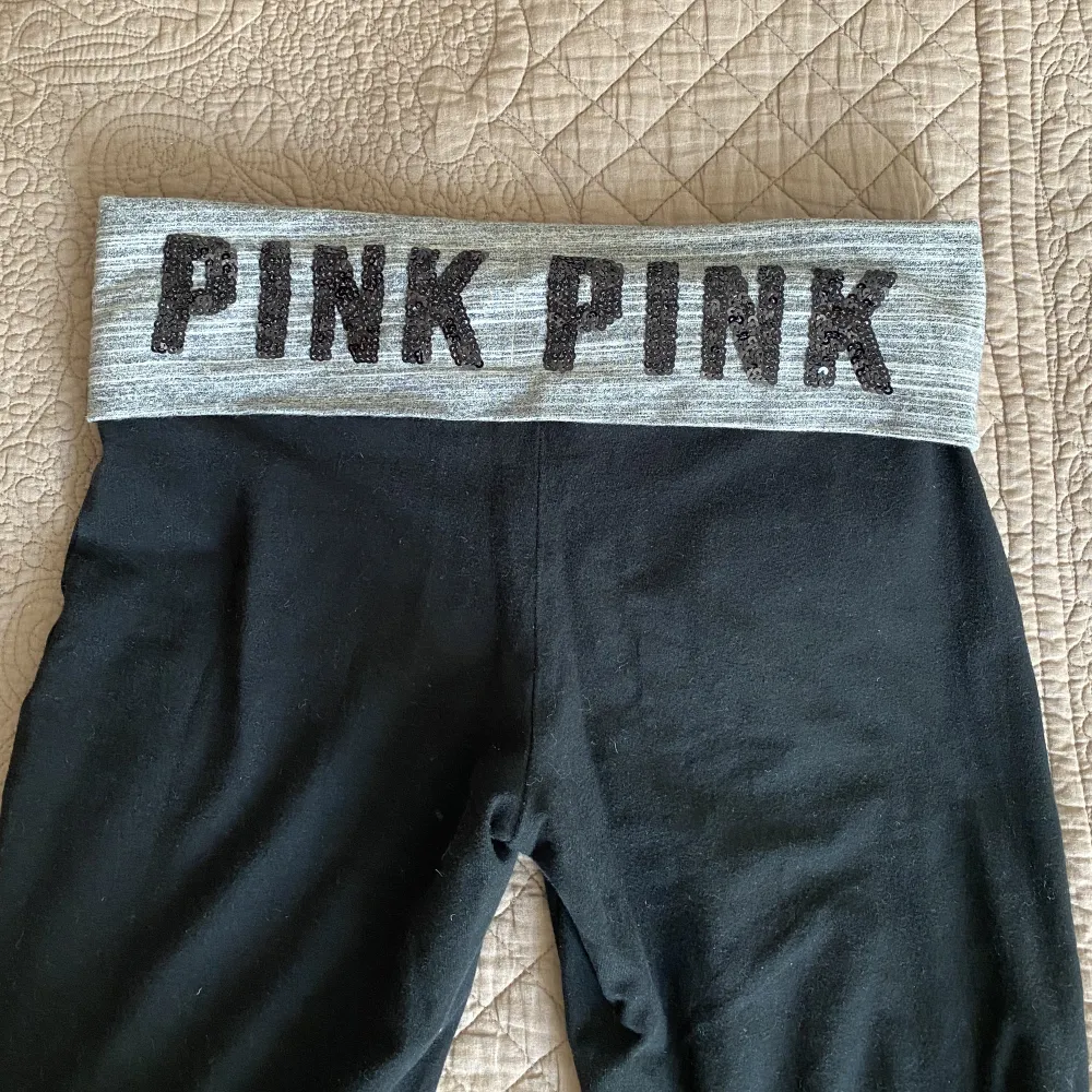 Jag säljer nu mina yoga pants från Pink Victoria’s Secret. De är använda men i bra skick.. Jeans & Byxor.