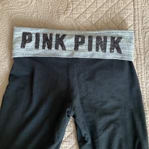 Jag säljer nu mina yoga pants från Pink Victoria’s Secret. De är använda men i bra skick.