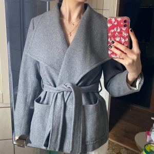 Grå jacka - Grå jacka från HM. Innehåller 50 % ylle🙌 Storlek: 38. 