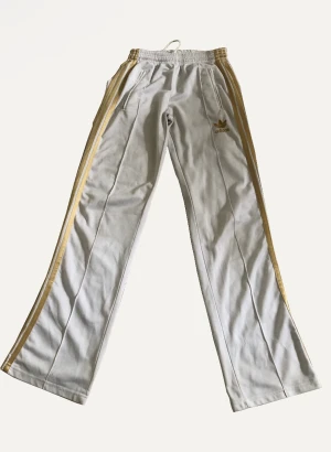 Bootcut Adidasbyxor  - Säljer mina bootcut Adidasbyxor, dem är i okej skick. Lite smutsiga nere i ändarna men annars jättefina. Kommer strax också sälja en matchande jacka, går att spänna åt i midjan. Kommer inte längre till användning, köpte org för 400kr. Pris kan diskuteras💗