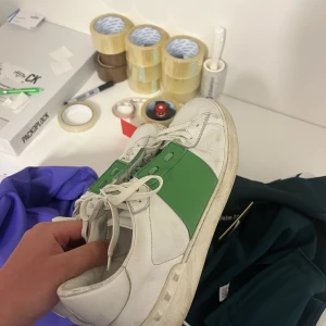 Valentino Open Green - Säljer dessa Valentino Open Green Size: 42, sitter som 43 Skick: 7/10, väldigt använda Pris: 2700:-  Skriv för fler bilder eller frågor!😁  Finns 150+ referenser att visa upp!