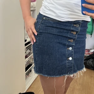 Jeans kjol - Använd få tal gånger, säljer pga att jag får ingen använding av den längre. Som ny Storlek 34 Säljer för 200kr+ frakt, köparen står för frakt! Jätte fint skick!😊