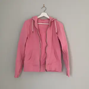 Rosa hoodie från Essentials, storlek XS till S! ⭐️🌸