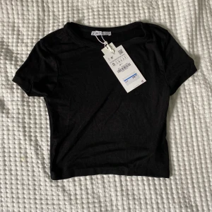 Zara tröja - Ny t-shirt från zara i strl s, råkade köpa två par