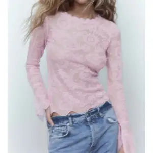 Säljer min superfina rosa spets tröja från zara i storlek s!💖💖 använd ca 2 gånger men inget tecken på användning🥰finns inte kvar på hemsidan