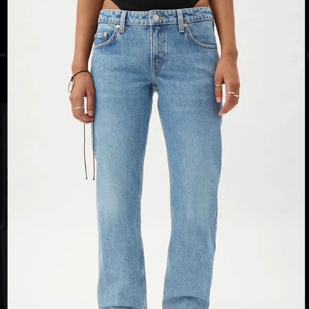 Lågmidjade jeans från Weekday, modellen Arrow low jeans! Har sprätt upp kanten, så skriv för bild! Sista bilden är min, och andra visar bäst färgen💖. Jeans & Byxor.