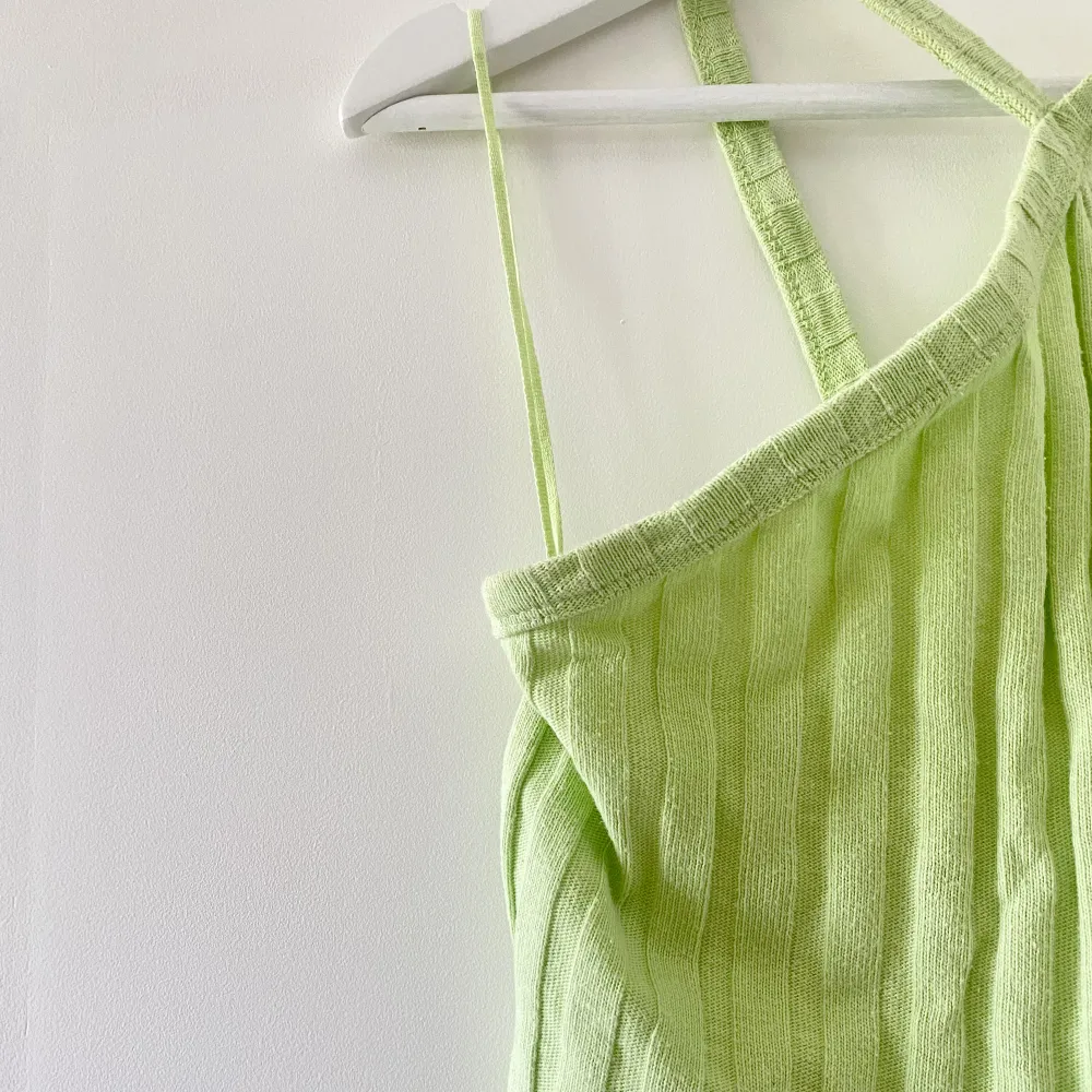 Grön topp med knytdetalj från zara i storlek M, passar även en L! Superhärlig färg till sommaren när man kanske blivit lite solbränd😍. Toppar.