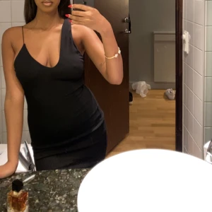 Zara klänning  - Säljer en svart zara klänning i storlek xs men det är stretchigt material så passar även S. Endast använt en gång så fortfarande väldigt bra skick. 