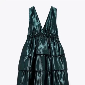 Zara volang klänning - Säljer denna då den inte kommit till användning. Köpt här på plick (lånade bilder). Skriv för egna bilder🤍