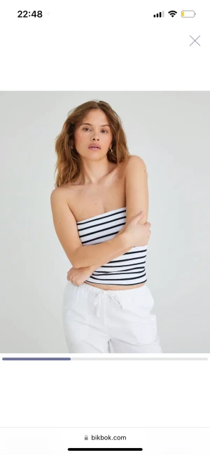 Oanvänd tubtopp - Hej! Jag säljer denna söta tubtopp från Bikbok då returtiden gått ut och jag glömde att skicka tillbaka. Storleken är M och den har en del stretch:) Nypris 159kr, går strax under det och säljer för 130kr. Kan mötas i Stockholm annars står köparen frakt