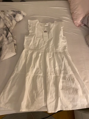 Vila klänning - Säljer den perfekta sommarklänningen som är helt oanvänd med lapp kvar. Säljer för 300kr+ frakt🫶