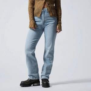Dags att sälja mina favorit jeans från weekday i modellen Rowe, de har en slits längst ner🫶🏼 orginalpris 590kr, jag säljer för 170kr + frakt