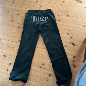 Juicy set mörkgrön - Säljer mitt juicy set då det inte kommer till andvändning båda är i storlek S 600 kr för båda